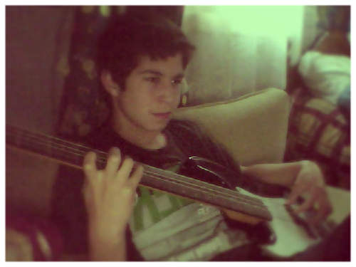 me gusta el rock, tengo 13 años, .. vivo en chile y mi grupo preferido es the beatles y me encanta tocar bajo electrico o jugar soccer (: !