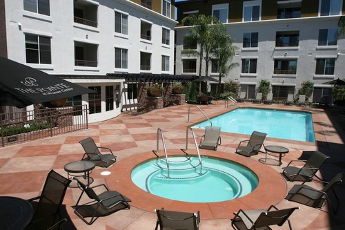 The Pointe at Warner Center is ideal for those looking for a world of convenience and comfort. #WarnerCenter #WoodlandHills