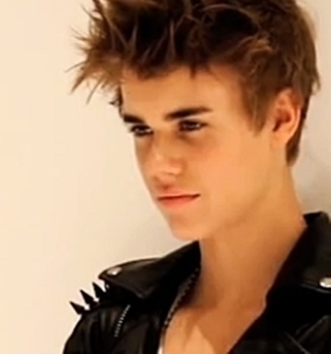 borned realy small love justin and..khmm.. WELL THATS ALL