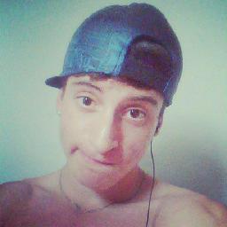chato ,feio , indeciso , romântico, bobo, quem saber mais me segue =P
