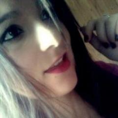 Ariana, dramática, romântica, criativa, extrovertida, apesar de tímida, confiante, sonhadora. Abraços, frio, sorrisos, realizações.