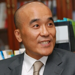 누운 풀. 때로는 바보가 되자. 영접하는 자가 영접 받는다. 사랑하자.때로는 욕을 못참는 무식한 염쟁이.책을 여자보다 더 사랑하는 무식한 독서인.않건들면 물지 않는다.골프싱글.정치를 해볼까 하다가 거울에 나를 비춰보고 포기. 짜장면. 일 않한 놈은 굶어야한다.