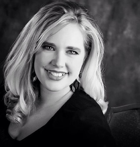 Spoiled Wife & Mother of 3. I Love spending time with my family, traveling of any kind, & I am passionate about being a #LouisvillePhotographer!
