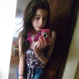 Holi me llamo Javiera  tengo 16 años y tengo 5 dedos en una mano, un dedo para cada anillo de matrimonio de mis futuros esposos:Zayn,Harry,Liam,Niall,Louis ღ