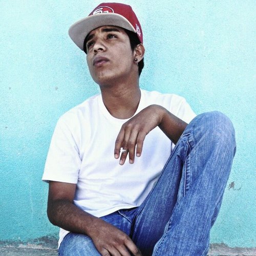 Love Photography and enjoy making Rap Music/Videos  xD YOLO right?