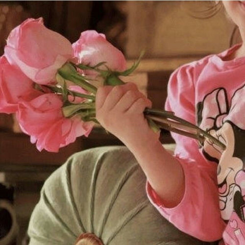 أنا انسانة بهآ كمية من آلهدوء لكن عآشقه للضحك  كثيرا تحب آلعزلة أحيآنا لتعيش جوهآ آلخاص.عميقة آلتفكير تسآمح بسهولة.حسآسة لدرجة غير متوقعة!غيوره على من تحب بصمت!