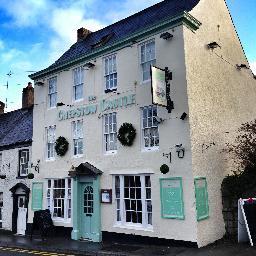 A pub opposite Chepstow Castle serving great ale, Pieminister Pies and home to the Chepstow Acoustic Music Club (http://t.co/LT0hQTGI)