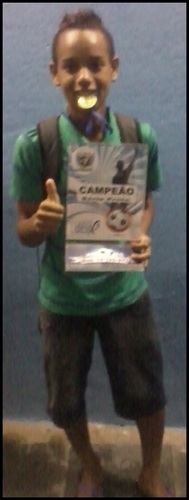 ser um dia eu for jogador de futebol eu nunca vo esquecer meus amigos e familia pq eles me ajuda na hora boas e ruins...vlw amigos e familia ;D