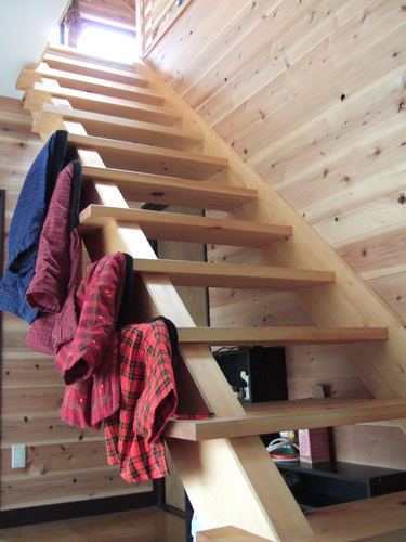 写真は2011年まで住んでいた神奈川のおうちの階段＆はんてん。はんてんで冬を乗り越えてたなあ。