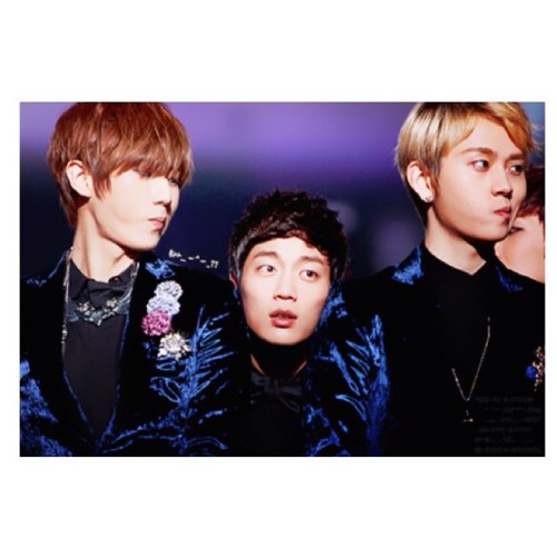 SO B2ST!! ยุนดูจุน :ลีดเดอร์สุดฮ็อต เจ้าชู้? คิดว่าไงล่ะครับ.. ยงจุนฮยอง :แร็ปเปอร์ผู้ถูกลืม จำผมกันได้ใช่ไหม?-..- จางฮยอนซึง :4มิติคืออะไร? หล่อไม่รู้จ๊าก -..-