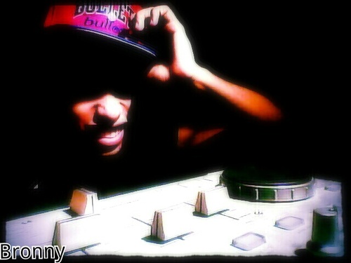 Bailarín urbano cuyas disciplinas principales son: Krump,New Style,Good foot,poppin'...Productor musical en @BLabelMusicC