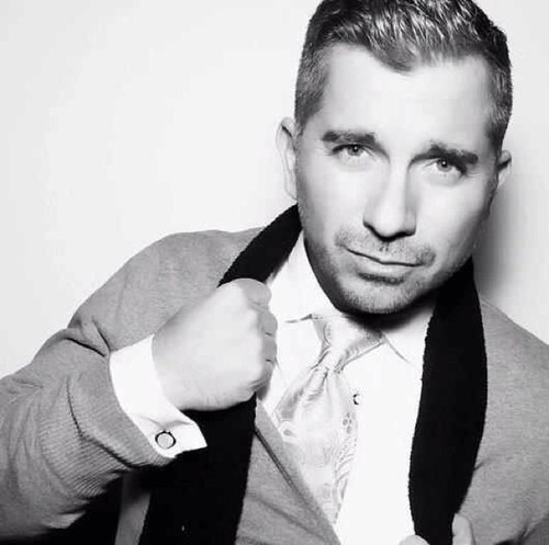 Storyteller, journalist and entrepreneur. Lover of good friends, movies, conversation and big ideas.