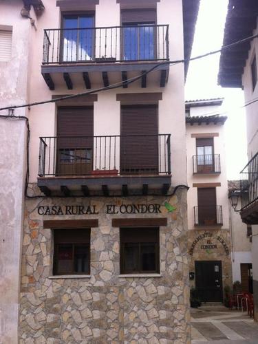 Bonito edificio de piedra, 8 viviendas  apartamentos,duplex, estupendo ático abuhardillado con vigas de madera, unas bonitas vistas a la montaña