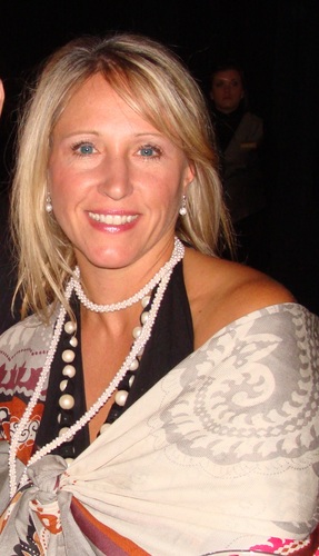 I am a mom of three and an Fahion Stylist at cabi interested in Fashion and Design. I love playing tennis, downhill skiing and traveling with my family.