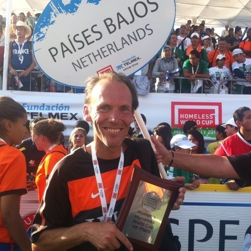 Eigenaar @Veld42: Maatschappelijk Sportcoach 2016. Ontwikkelen kwetsbare mensen door sport. Bondscoach Nederland damesteam Homeless World Cup 2010 en 2012.