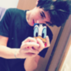 filosofodisse's profile picture. Dentro dela tem um coração bobo, que mesmo sofrendo, é sempre capaz de amar e de acreditar que pode ser diferente.