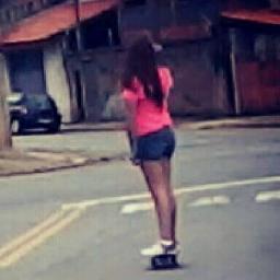 Eu qe vivo com α cαbçα nα luα, com músicα no ouvido e corαção nα bocα :)
eu sou meninα e mulher, eu sei muito bem o qe qe .
Eu sou Paloma Twittando 4ever! :X