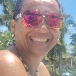 Sou uma pessoa em busca constante de Deus.Amo meus amigos e minha família,mas antes de amá-los,amo primeiramente a Meus Deus e Senhor.