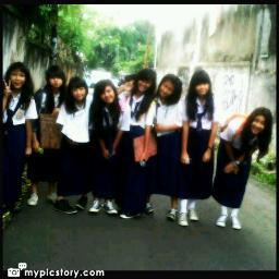tepat pada hari kamis, 5 september 2012 D'Poni bergabung, dan D'poni terdiri atas Annisa,Angel,Debby,Sysilia,Saskia,Risma,Chaca,Amelsheryl