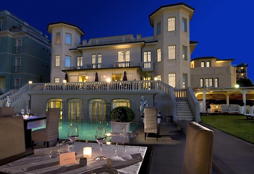 carducci76's profile picture. Style and class.Set in an impressive villa dating back from the 1920s, Carducci76 is a boutique hotel located on Cattolica’s promenade on the Adriatic.