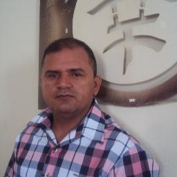 Sou casado, tenho duas belas filhas, de 7 e 4 anos, trabalho como vendedor na NORDIL NORDESTE,estudo geografia pela uepb sendo em modulo de EAD. tenho 41