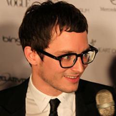 hi!i'm a directioner italian....my 6° idols is elijah wood 
is my idol since childhood....:D