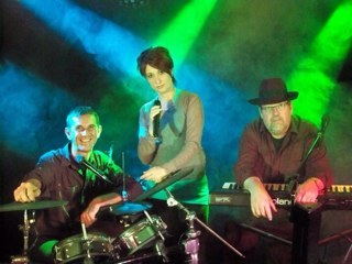 Magic Live Music biedt u de mogelijkheid om zelf te kiezen. muziek zoals u wenst: trio, duo of een toetsenist/zanger. Alles is mogelijk ! info 0629199984