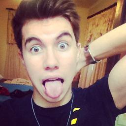Me disseram para eu seguir os meus sonhos, então eu dei follow no  @WhoIsCarlos kk~  Madrinhas: @Neymar_my_peace , @LoukapeloCarlos e @amoCarlosS