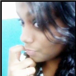***Não  sou d me apegar fácil as pessoas.Também não sou o tipo de garota que vive no mundo da lua , prefiro manter meus pés no Chão , si for pra ser será***