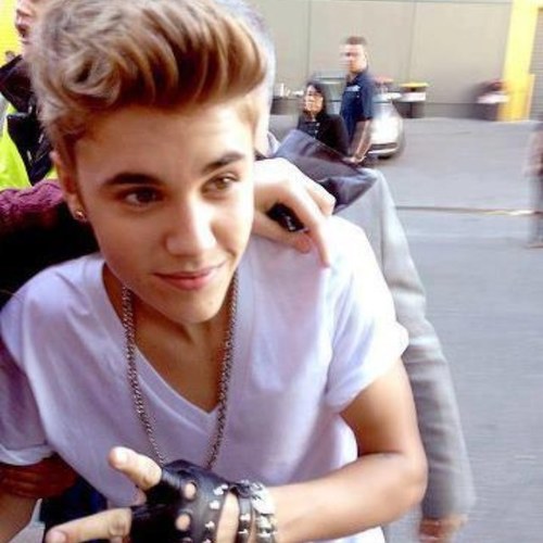 hoje eu vou beber toddyinho com o Ju até cair pra trás. amo brilho, amo o justin e serei a OLLG since 05.04.11 #BELIEVE