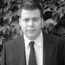 Llicenciat en Economiques Empresarials i expert en gestió de crèdit i valoració d'empreses.