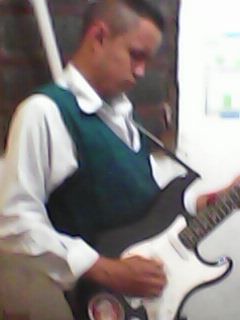Vocalista,guitarrista,lider da banda de rock Rock.A.Ula,autônomo e membro da equipe da Fada Verde Produções.