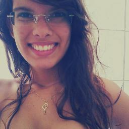 Libriana. Família. Fotografia. Deus. Dona do @LSamoteamarCE :3 Pergunta? [http://t.co/lk9Xhnfp]