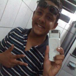 FALSOS AMIGOS NESSA VIDA VOC VAI ENCONTRA Q APERTA SUA MAO E QUER TE DERRUMA , MAIS VEM PODE VIM QUE EU SO BLINDADO & TREINADO :d