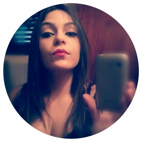 Sou um livro de rabiscos. Cheio de erros escritos. — Carol Lessa