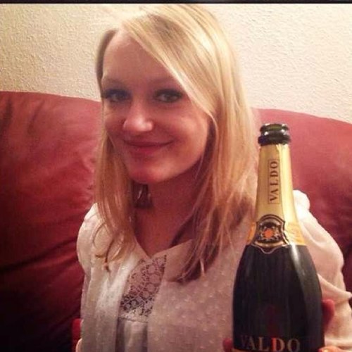 lauravaldez1's profile picture. 'i'm a cynical idealist'