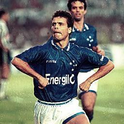 Clubes levam no peito nomes de Cidades e Estados,o Meu leva no Peito As cores e as estrelas do Céu. Cruzeiro no céu é constelação e na terra é nome de Campeão !