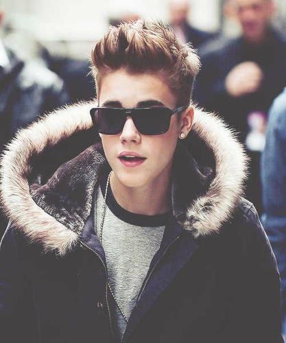 Justin young singer, multitalented, my inspiration, handsome, everything for BELIEBER! ✗ Mybest little @meifahiralindy1 , @MariaMeilani25 ♥