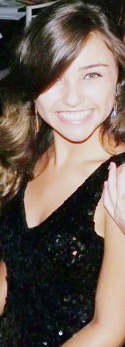Amo ela sou mto fã, admiro seu humor, linda, com um potencial grande. maravilhosa siga aqui Lovers da Lopes lindinha *--*
