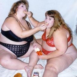 I love food and I love to Tweet 'bout it.