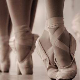 AMOR por este arte llamado danza. Soñamos con los pies. Luchando por llegar al sueño en cada ensayo. Siempre superándose a uno mismo. Expresándonos.