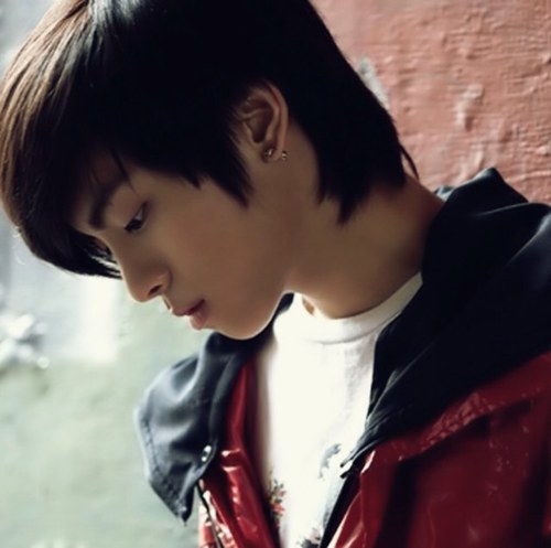 สวัสดีครับ กระผม คิม จงฮยอน จาก Shinee ฝากตัวด้วยนะครับ *ชูสองนิ้ว* อัพเกี่ยวกับข่าวShinee และศิลปินในSM ให้กระผมดูแลคุณสิครับ *ขยิบตา* ♥