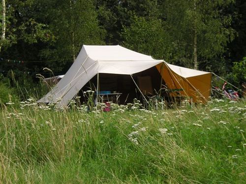 Natuurkampeerterrein en Trekkershutten.
Ons sfeervolle terrein is een paradijsje in het wild. Buitenkachel voor je eigen tent.Dat is pas kamperen !