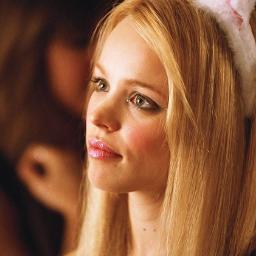 Rubia potente y Queen Bee. Manipuladora, falsa, una Barbie en carne y hueso y Mean Girl por excelencia. ¿Mi objetivo? El éxito a cualquier precio (PARODIA)
