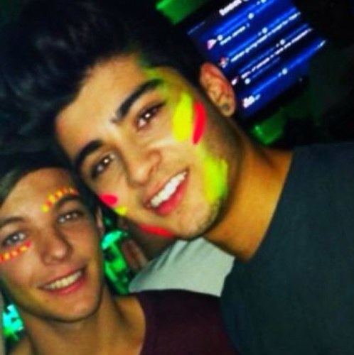 Zayn Really Likes Me;) Hes Mine, And Im His. So No Touchie The Bum ;) BUT! @SwaggaJaggaCher Is Ma Best Friend @ZaynJvaadMalik Is Me Princess #Zouis ;)