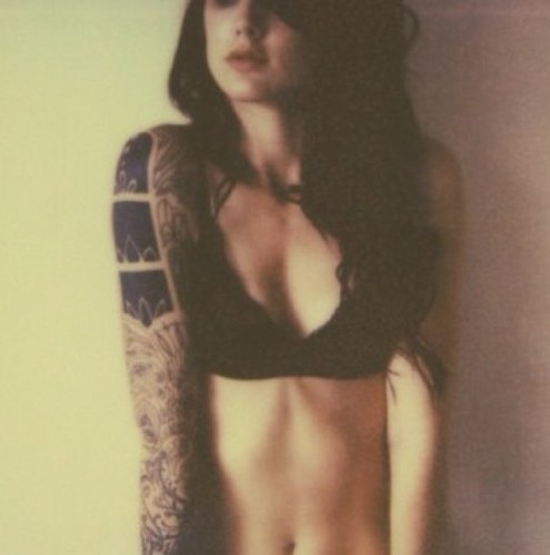Prefiero beber que enamorarme. zurda, dos tatuajes, un amor.