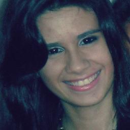 Eu choro de noite por causa de pessoas que amo. Eu sorrio de dia para pessoas que odeio. Você acha que sou fraca? ;/