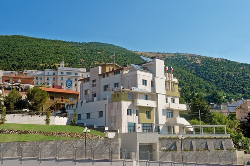 L’HOTEL VITTORIA, aperto tutto l’anno, in posizione strategica, Vi consentirà di raggiungere a piedi il Sant. di S. Pio, l’Ospedale CSS e i terminal dei bus.