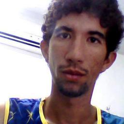 moreno alto magro...