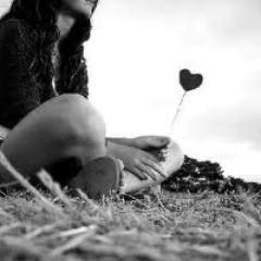 Por fora transparece ser feliz, sorri pra todos […] por dentro, chora por qualquer besteira, essa sou eu...E sou capaz de td para fazer uma pessoa feliz !✿⊰ஐ